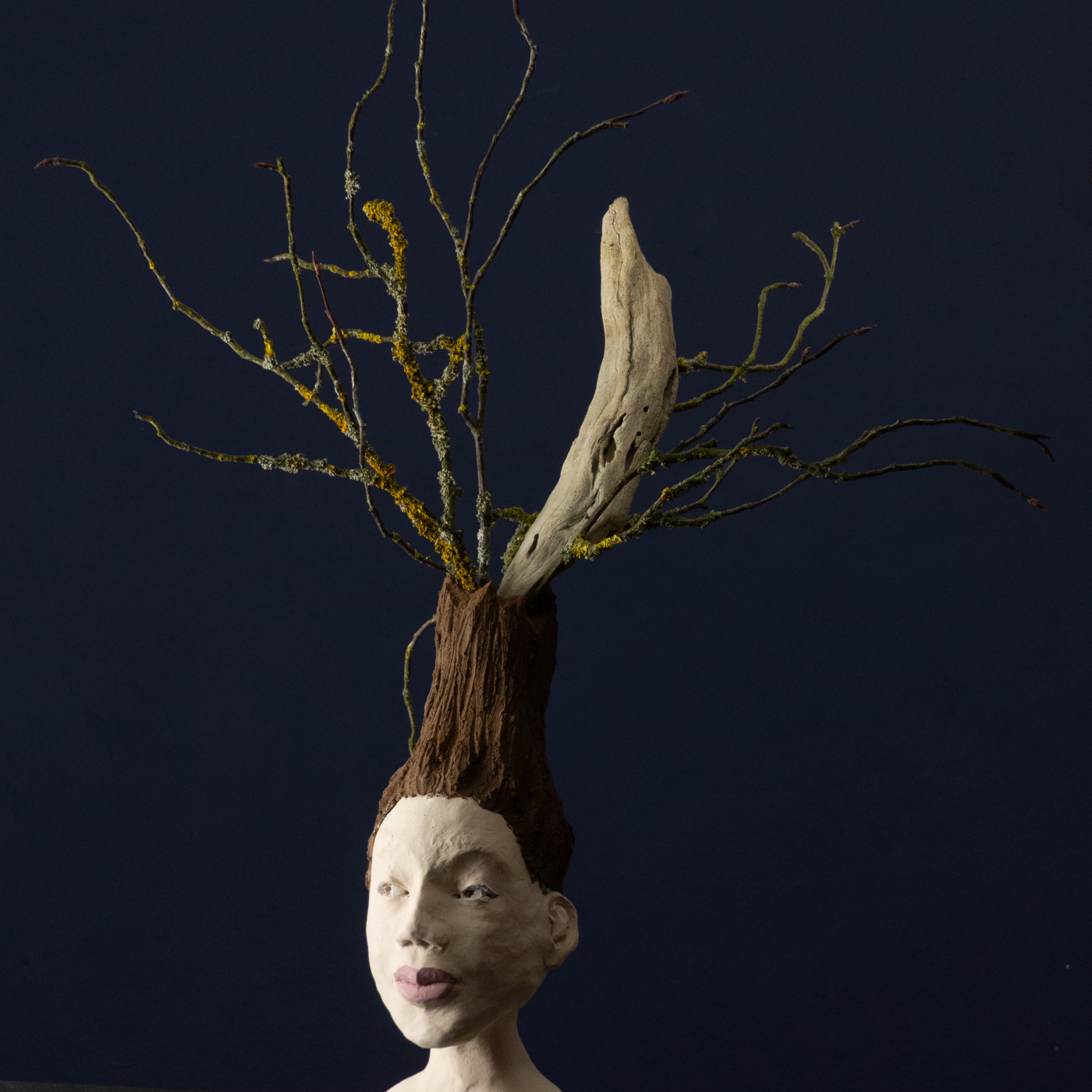 Skupltur Archaische Moderne  von Jutta Eger, handgeformt aus weißem Ton, Ansicht von vorne links