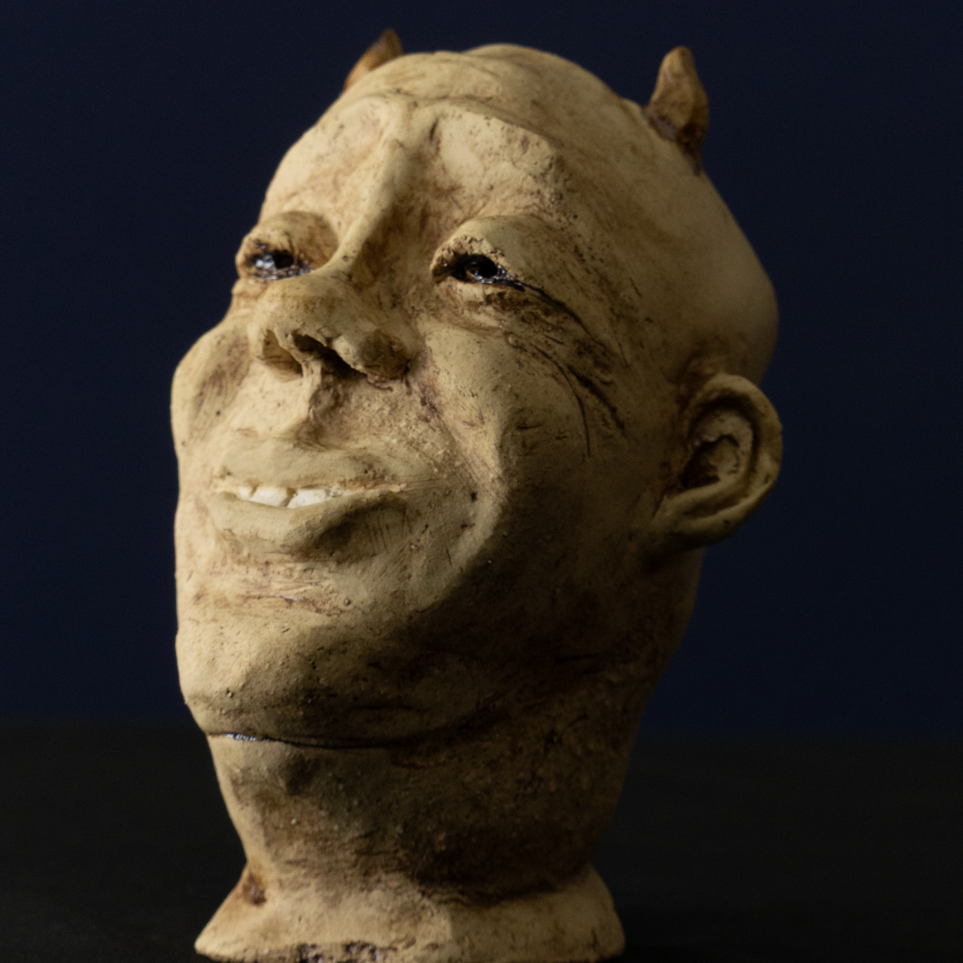  Skulptur Asymmetrie des Denkens  von Jutta Eger, handgeformt aus weißem Ton, Ansicht von vorne links