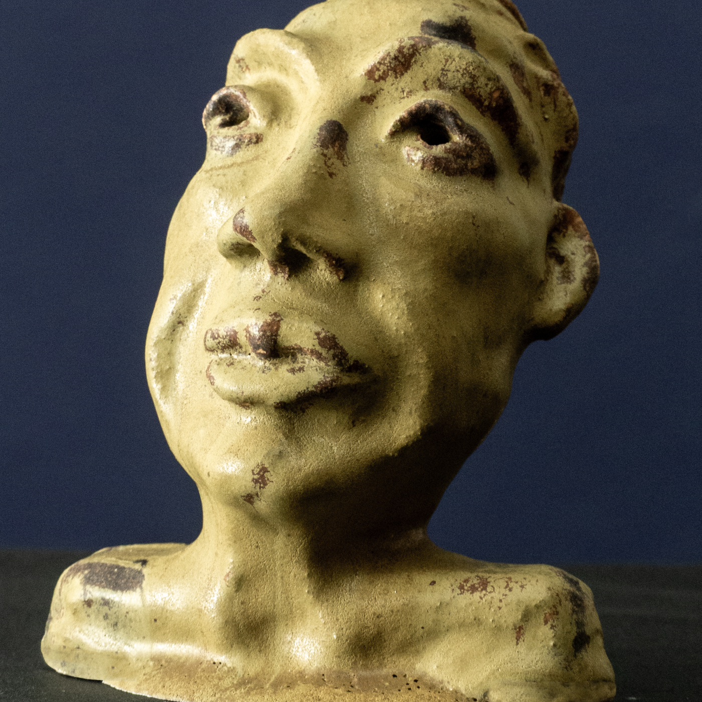 Keramik-Skulptur „Aufblick“ von Jutta Eger, weißer Ton mit glasierter Oberfläche, figurative Form mit nach oben gerichteter Haltung und betonter Vertikalität, Vorderansicht links.