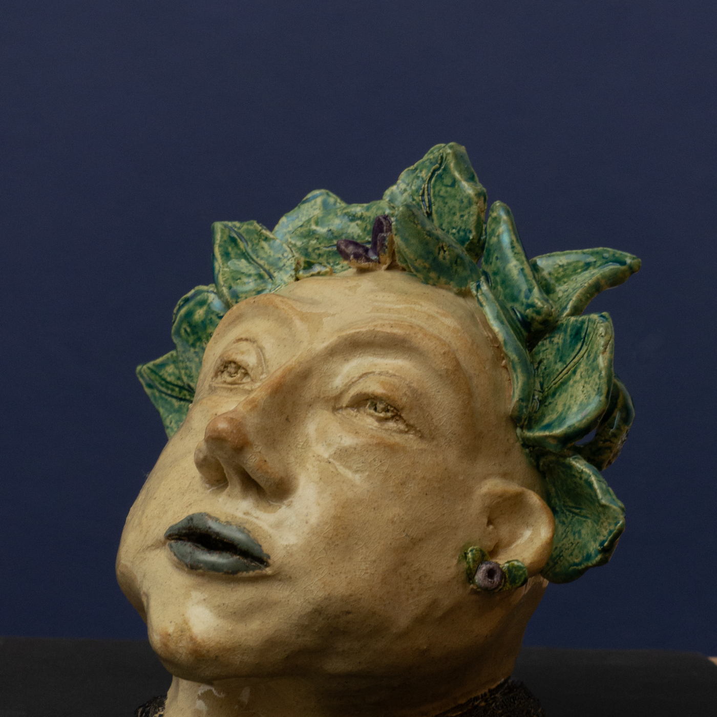 Abstrakte Keramik-Skulptur „Auratische Form“ von Jutta Eger, naturfarbener Ton in hellen Beigetönen, weich geschwungene organische Form mit ruhiger Ausstrahlung, Vorderansicht links.