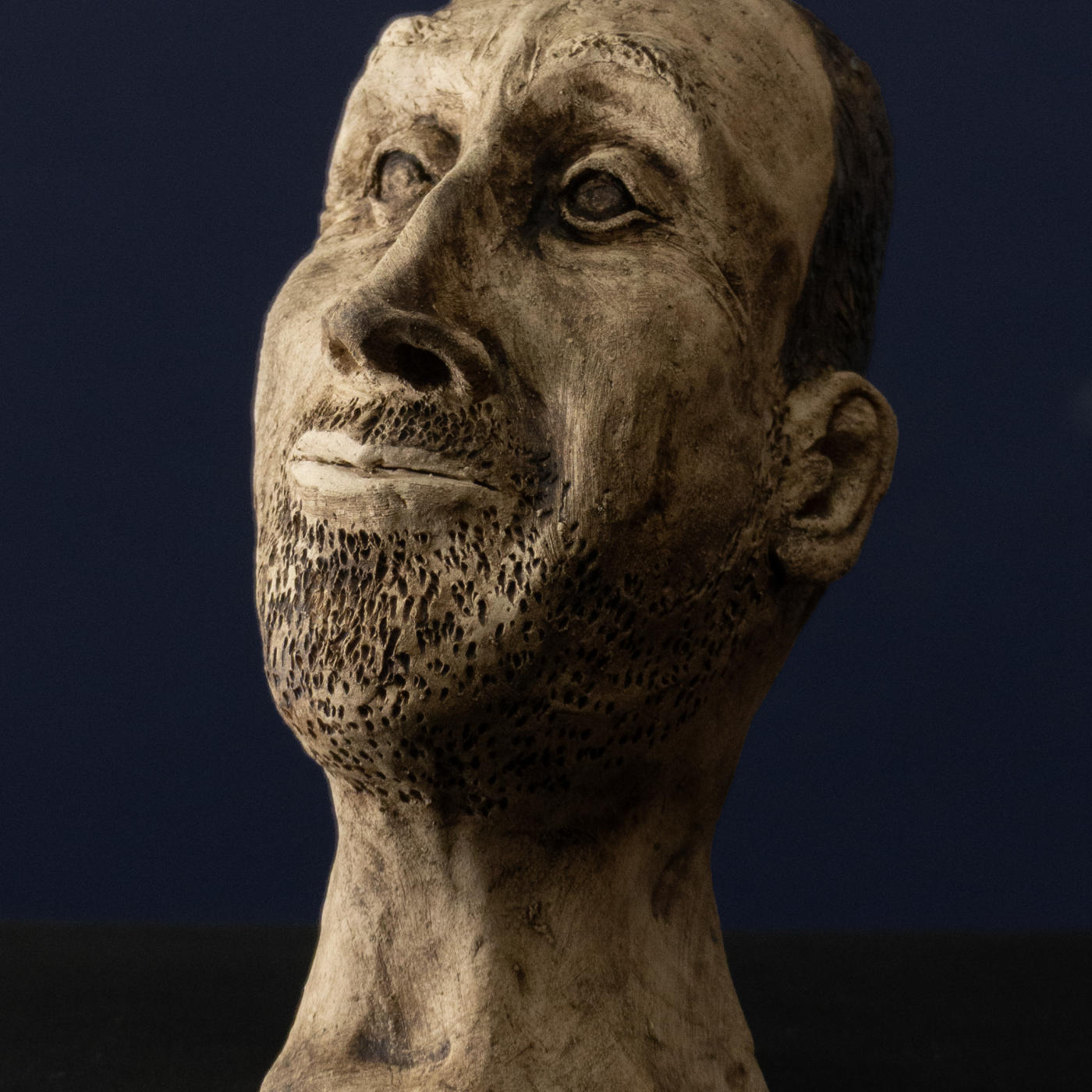 Keramik-Skulptur „Der Denkende“ von Jutta Eger, Engobe-Oberfläche, figurative Form in nachdenklicher Haltung mit betonter Kopfpartie, Vorderansicht links.