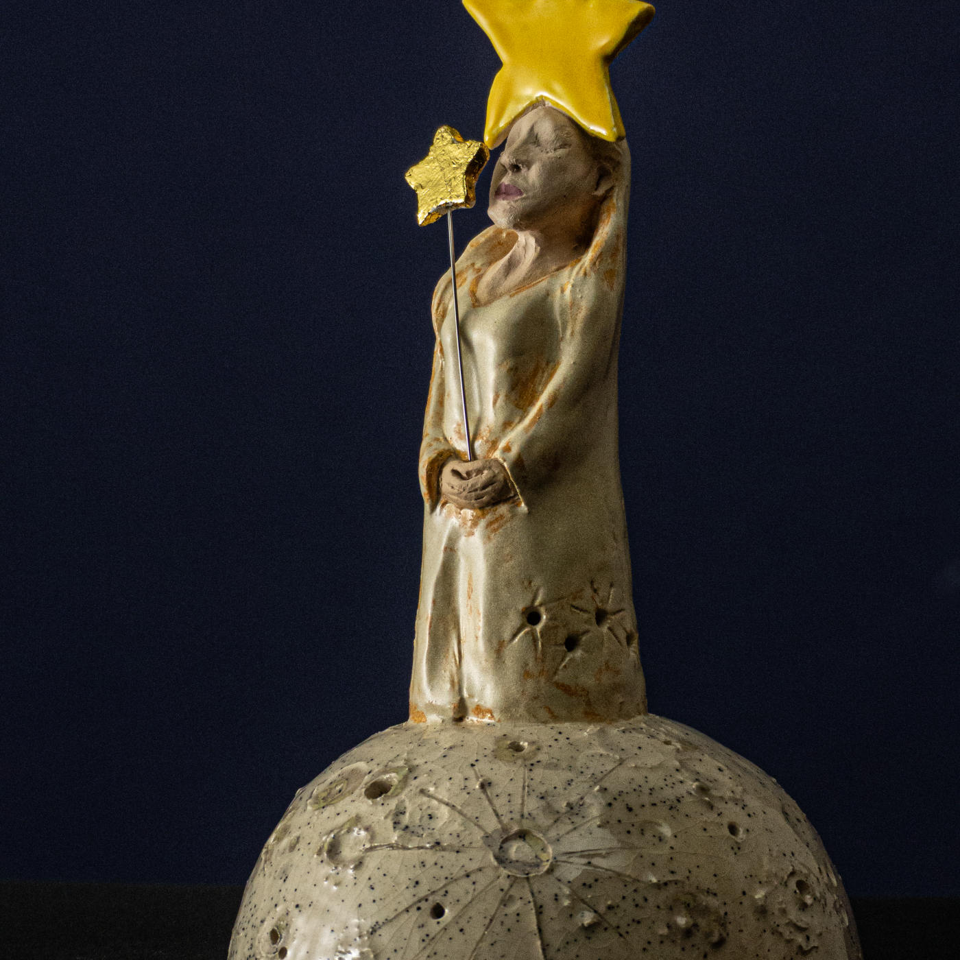 Keramik-Skulptur „Der erste Stern“ von Jutta Eger, weißer Ton mit glasierter Oberfläche, organische Form mit Bezug zu einem Sternmotiv, Vorderansicht links.