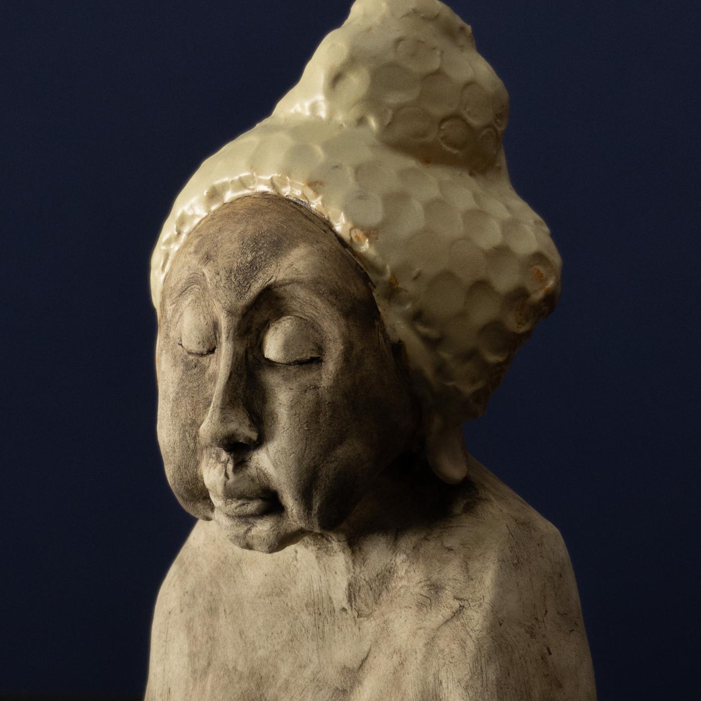 Keramik-Skulptur „Die Weise“ von Jutta Eger, Engobe-Oberfläche mit glasierter Oberseite, figurative Form mit ruhiger, aufrechter Haltung, Vorderansicht links.