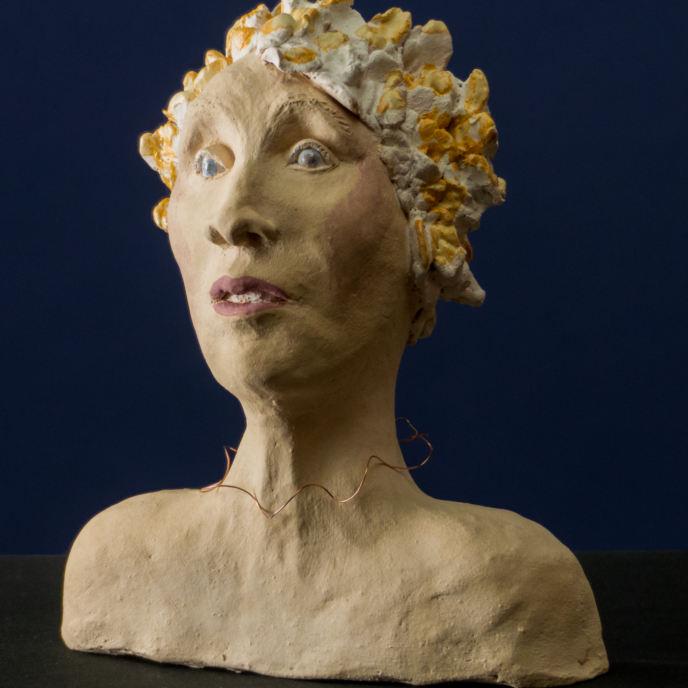 Keramik-Skulptur „Die Zeugin“ von Jutta Eger, Engobe-Oberfläche, figurative reduzierte Form mit aufrechter, beobachtender Haltung, Vorderansicht links.