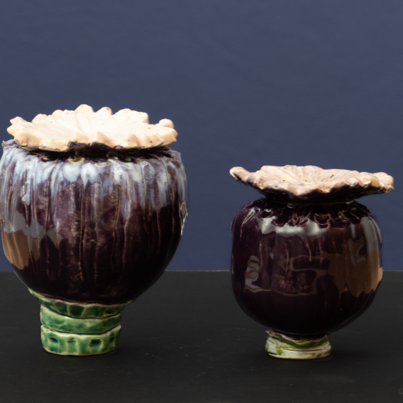 Abstrakte Keramik-Skulptur „Doppelform“ von Jutta Eger, helle Beigetöne, organisch geschwungene Doppelform, Vorderansicht links.