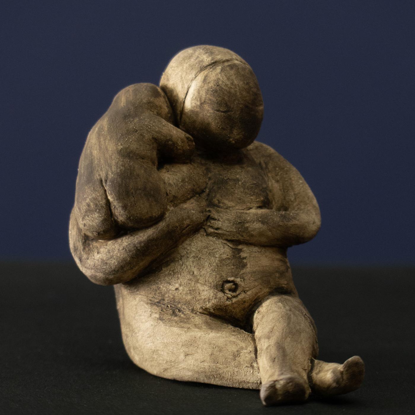 Keramik-Skulptur „Geborgen“ von Jutta Eger, engobierte Oberfläche mit Silisierung, figurative organische Form mit schützender, umschließender Anmutung, Vorderansicht rechts.