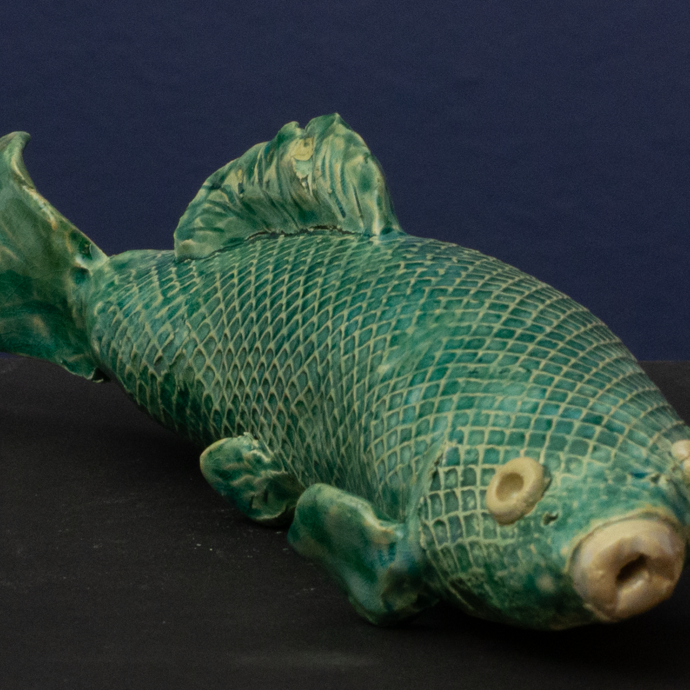 Abstrakte Keramik-Skulptur „Grüner Grund“ von Jutta Eger, Ton mit grüner Glasur und natürlichen Beigetönen, organische Form mit ruhiger Flächenwirkung, Vorderansicht links.