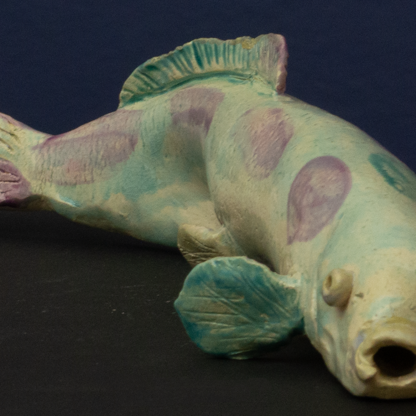 Abstrakte Keramik-Skulptur „Grundform“ von Jutta Eger, helle Tonoberfläche in Beigetönen, reduzierte organische Form, Vorderansicht links.