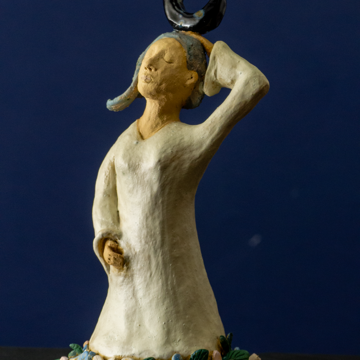 Keramik-Skulptur „Hingabe“ von Jutta Eger, Engobe-Oberfläche, figurative organische Form mit ruhiger, aufgerichteter Haltung und mondähnlichem Formelement, Vorderansicht links.