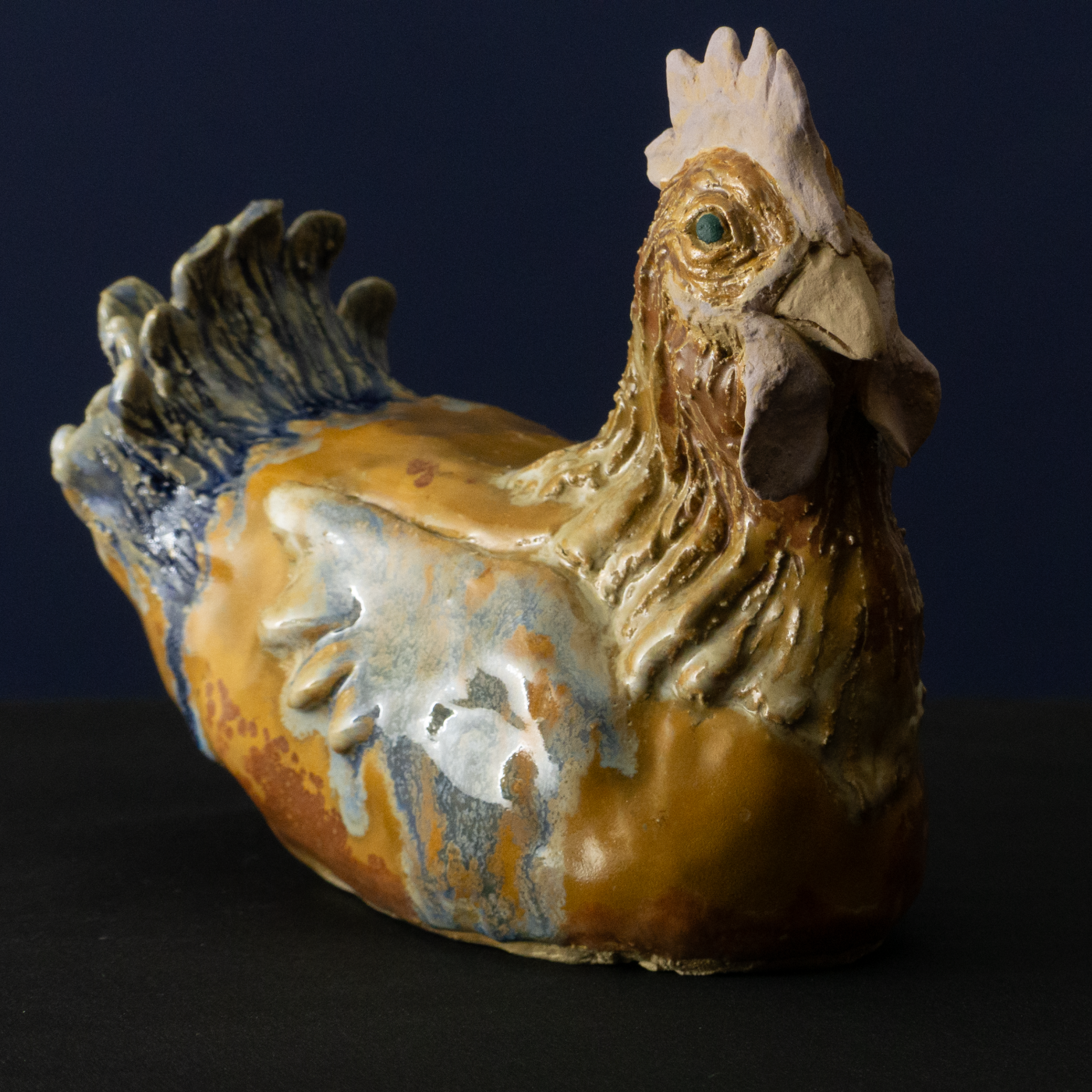 Keramik-Skulptur „Ikone“ von Jutta Eger, weißer Ton mit glasierter Oberfläche, stilisierte Hühnerform mit aufrechter Haltung, Vorderansicht rechts.