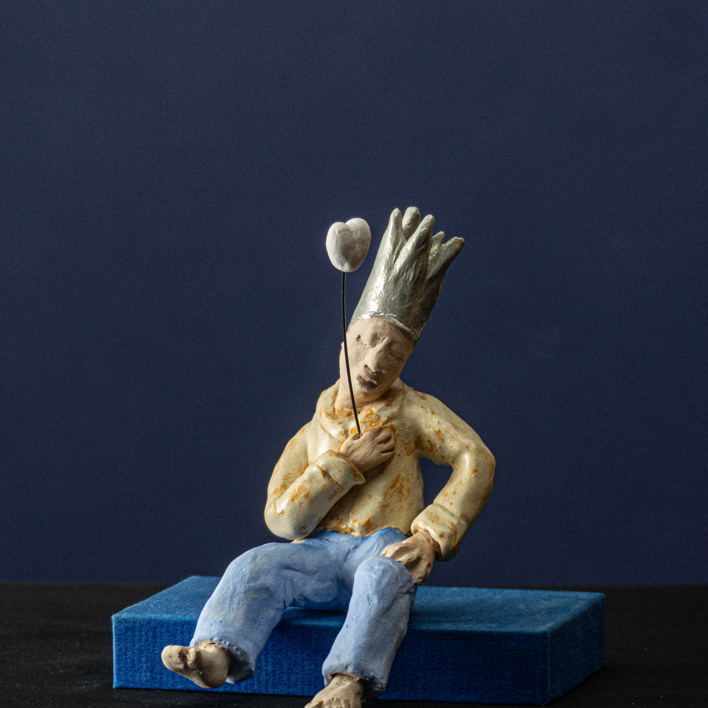 Keramik-Skulptur „Innere Sicht“ von Jutta Eger, Engobe-Oberfläche mit glasierter Krone, figurative Form mit betonter Kopfpartie, Vorderansicht links.