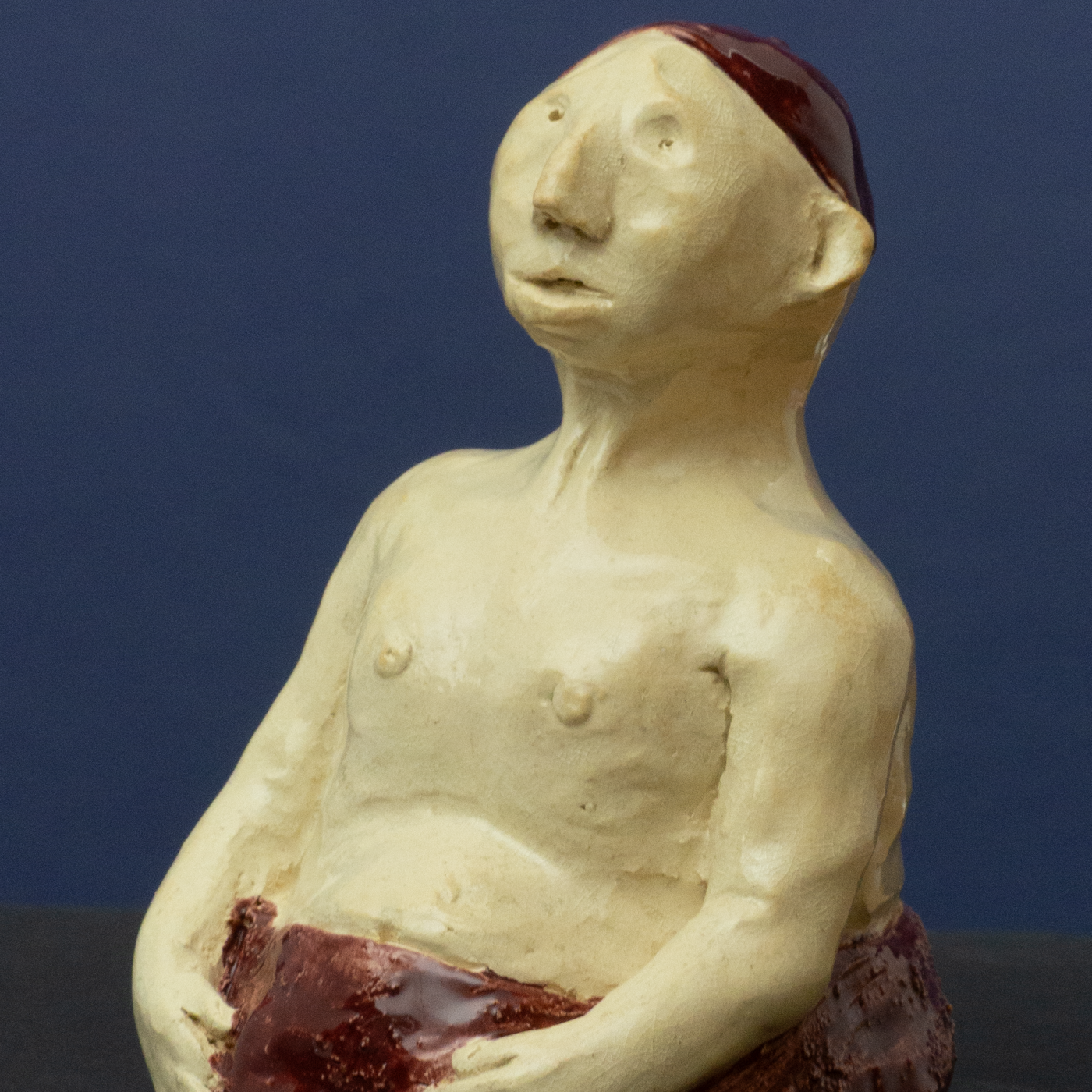 Skulptur Körperstudie III   von Jutta Eger, handgeformt aus weißem Ton, Ansicht von vorne links