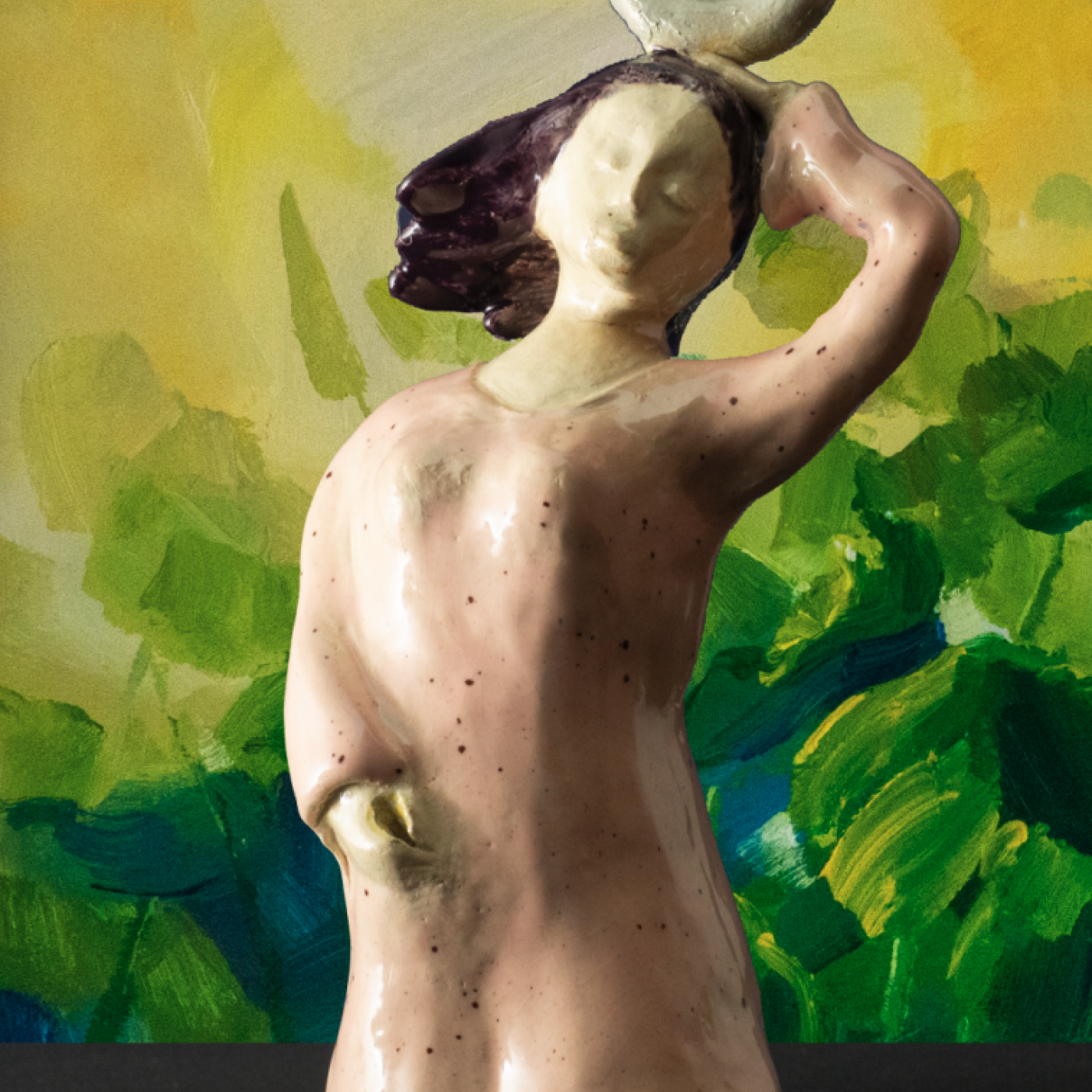 Abstrakte Keramik-Skulptur „Lunaris“ von Jutta Eger, glasierte Oberfläche, organische Form mit fließender Linienführung, Vorderansicht links.