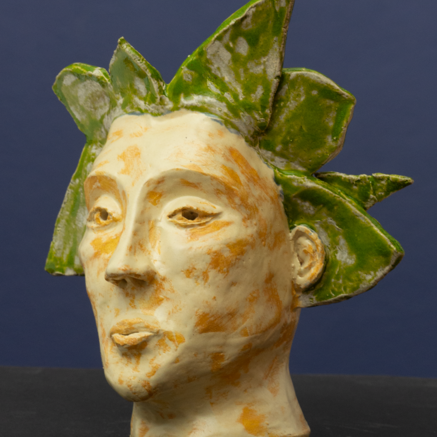 Skulptur Metamorphose  von Jutta Eger, handgeformt aus weißem Ton, Ansicht von vorne links