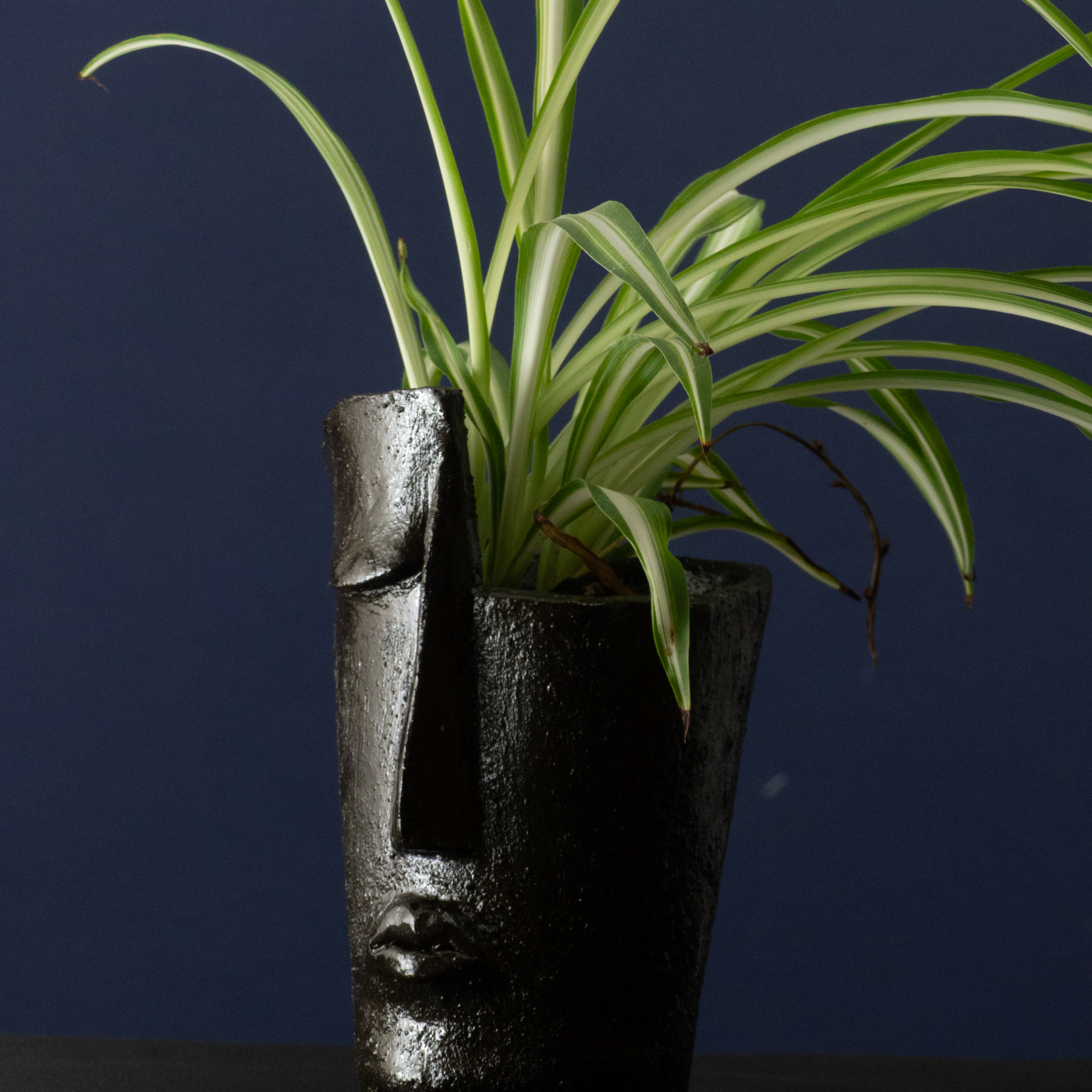 Skulptur Monolith  von Jutta Eger, handgeformt aus weißem Ton, Ansicht von vorne links