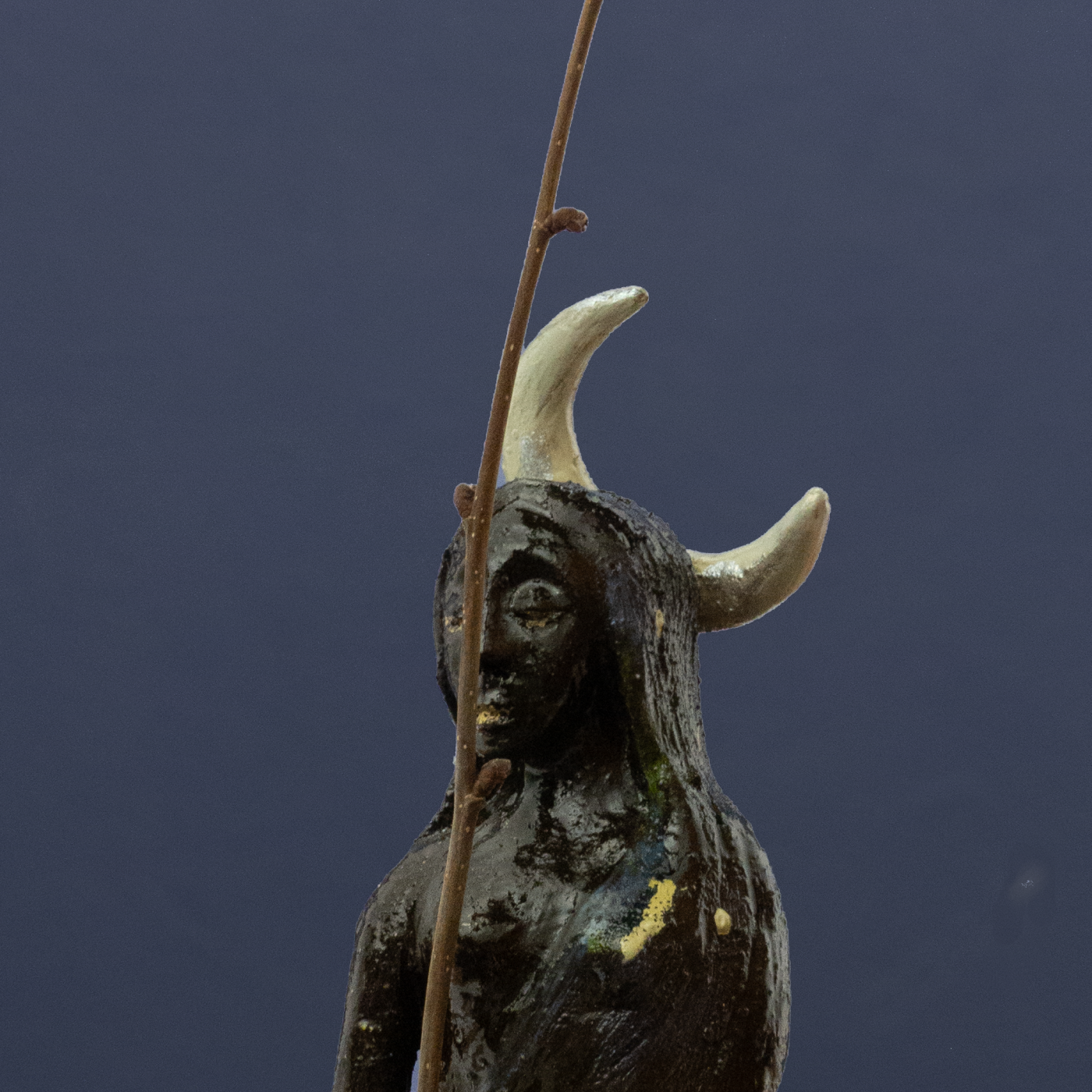 Keramik-Skulptur „Nächtliche Botin“ von Jutta Eger, schwarzer Ton, figurative Form mit mystischer, rauhnachtbezogener Anmutung und aufrechter Haltung, Vorderansicht links.