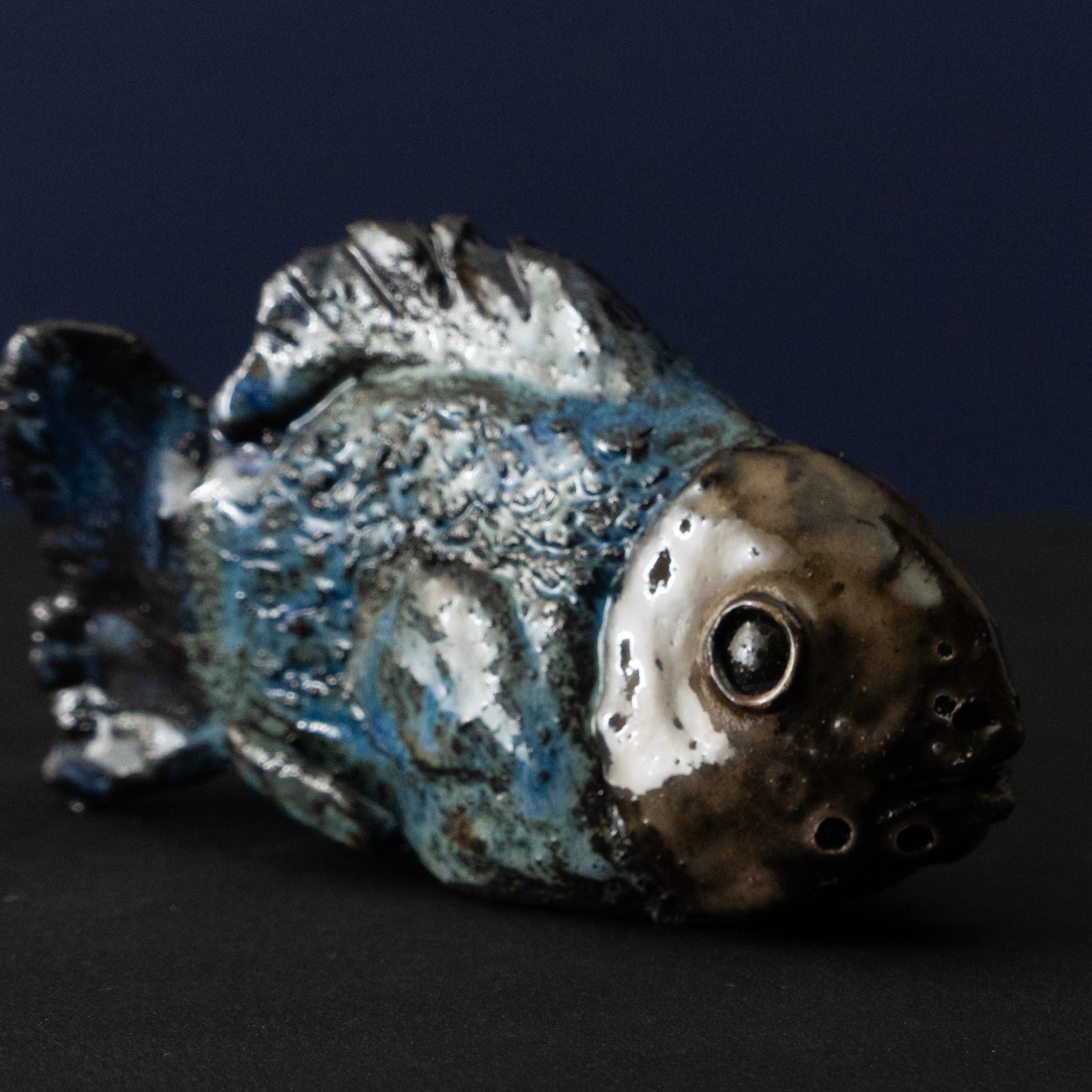 Keramik-Skulptur „Pelagial“ von Jutta Eger, glasierte Oberfläche, stilisierte Fischform mit klar erkennbarer Silhouette, Vorderansicht rechts.