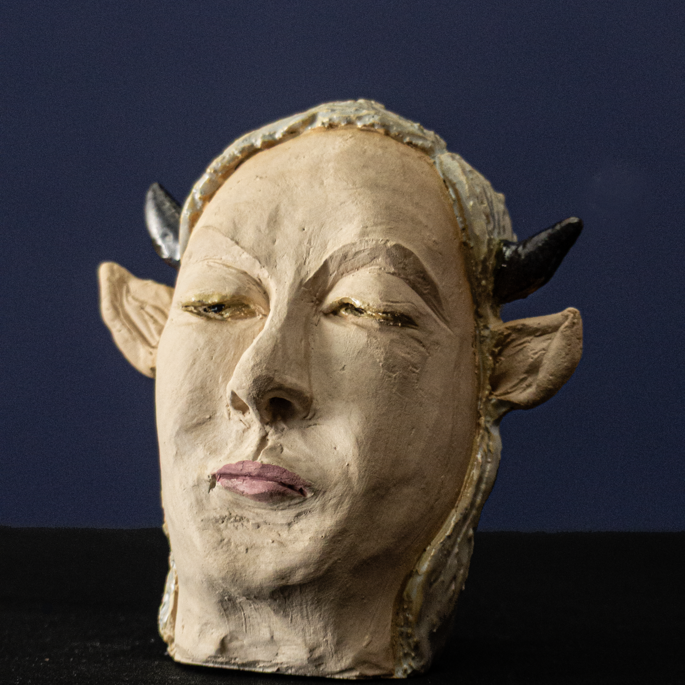 Keramik-Skulptur „Rauhnacht – Die Verwandelte“ von Jutta Eger, Engobe-Oberfläche, figurative transformierte Form mit expressiver Anmutung, Vorderansicht links.