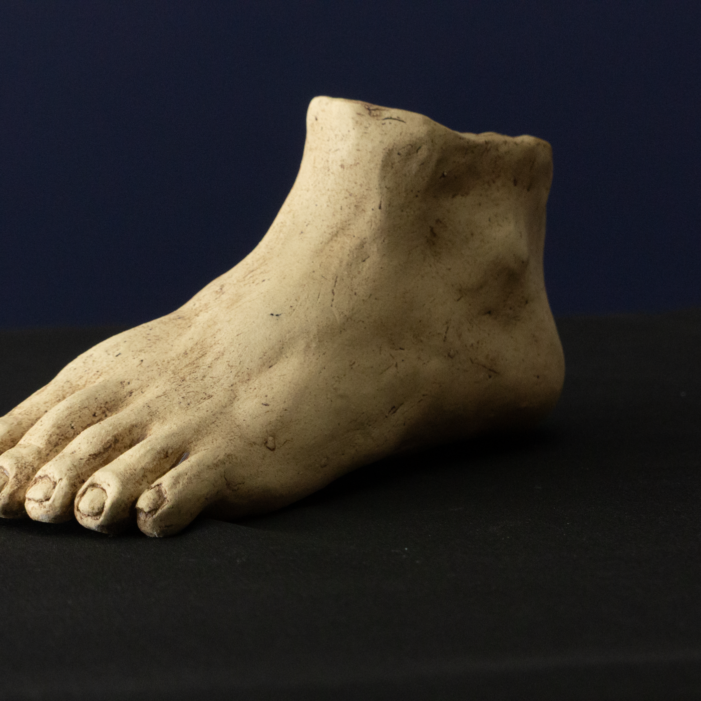 Keramik-Skulptur „Standpunkt“ von Jutta Eger, Engobe-Oberfläche, stilisierte Fußform mit klarer Standbasis, Vorderansicht links.