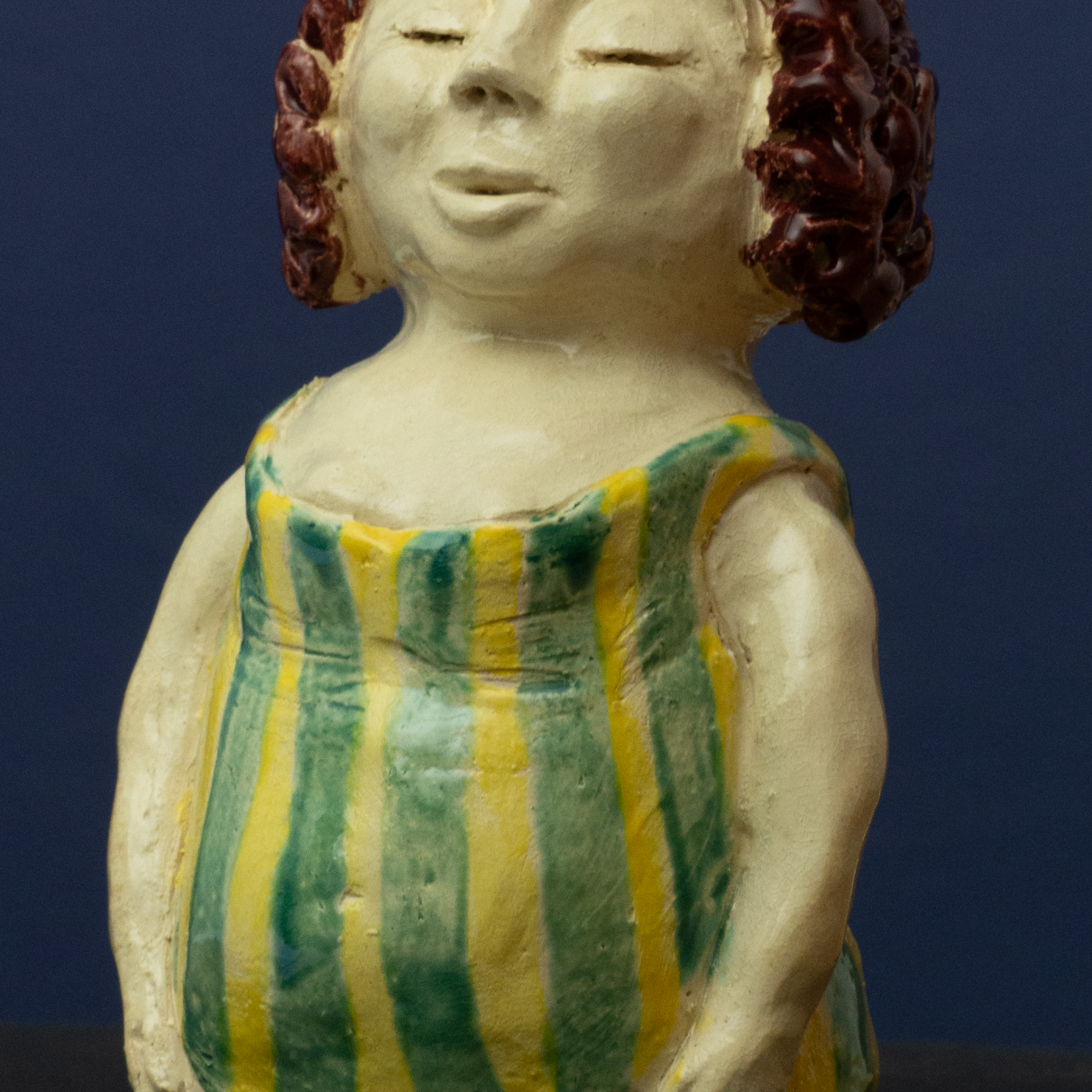 Keramik-Skulptur „Vertikale Ordnung“ von Jutta Eger, weißer Ton mit glasierter Oberfläche, klare vertikale Gliederung mit reduzierter geometrischer Form, Vorderansicht rechts.