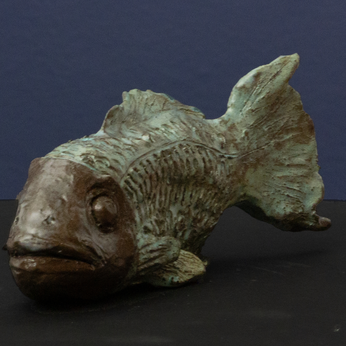 Abstrakte Keramik-Skulptur „Vorzeit“ von Jutta Eger, naturfarbener Ton in warmen Beigetönen, archaisch anmutende organische Form, Vorderansicht links.