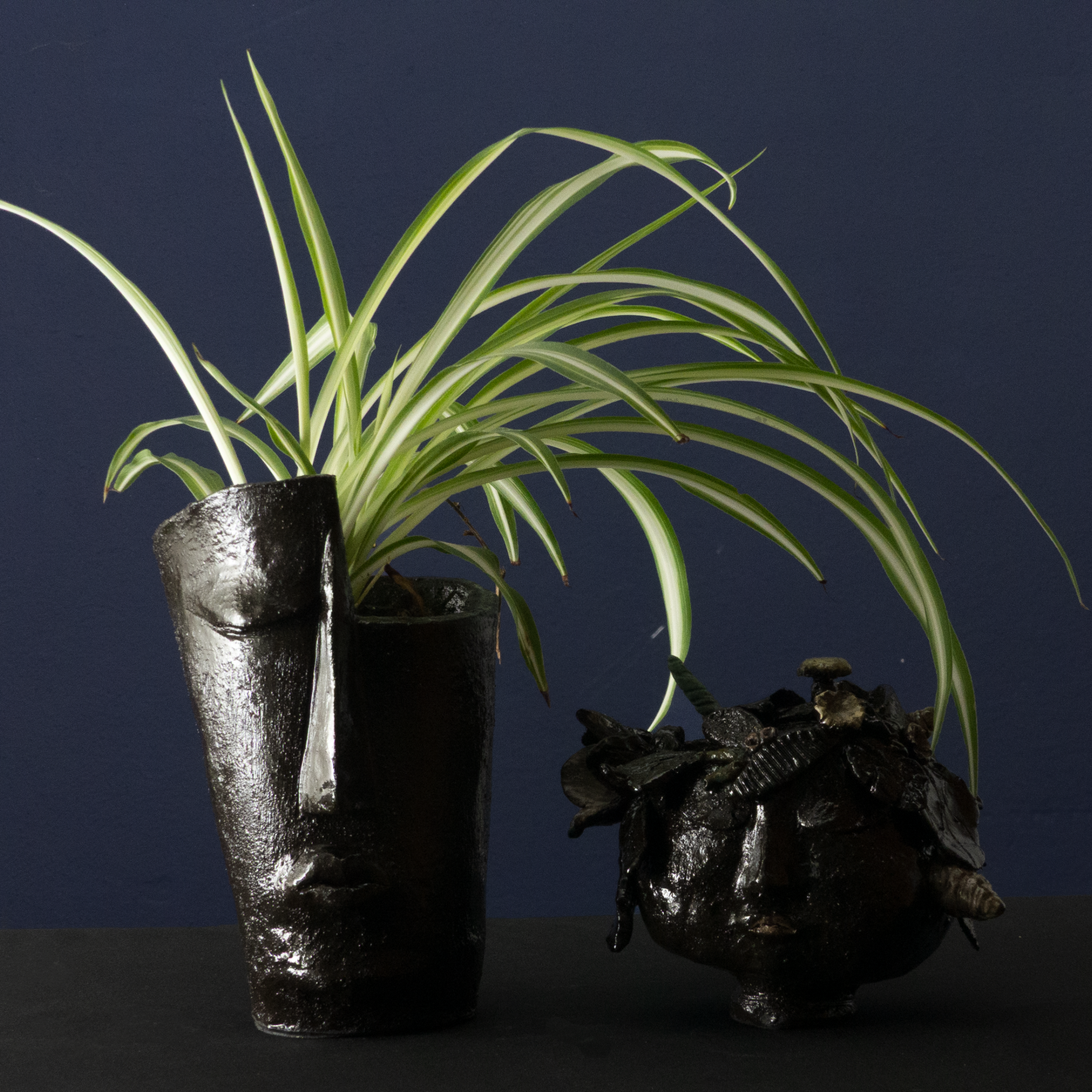 Abstrakte Keramik-Skulptur „Zweisam“ von Jutta Eger, schwarzer Ton, organische Doppelform mit Bezug zweier Elemente, Vorderansicht links.