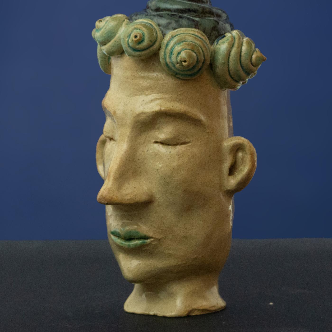 Abstrakte Keramik-Skulptur „Bienenmann“ von Jutta Eger, naturfarbener Ton in warmen Beigetönen, organische Figur mit integrierten Insektenöffnungen auf der Rückseite, Vorderansicht links.