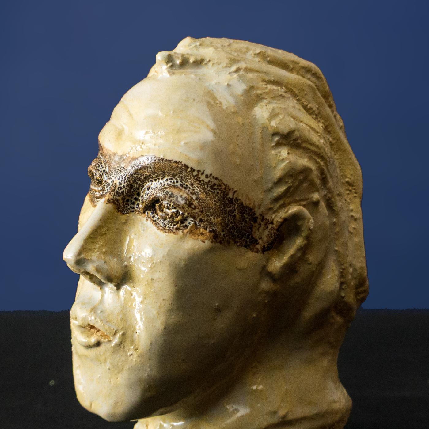 Keramik-Skulptur „Der Tätowierte“ von Jutta Eger, glasierte Oberfläche mit markanter strukturierter Zeichnung, organische Form mit betonter Oberfläche, Vorderansicht links.