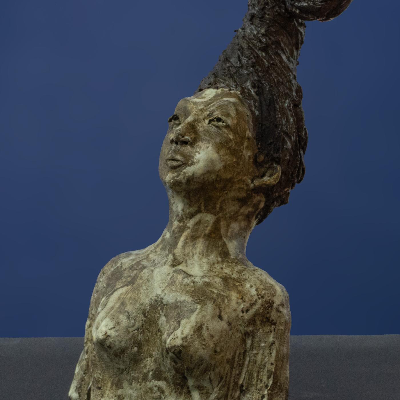 Skulptur Emergenz  von Jutta Eger, handgeformt aus weißem Ton, Ansicht von vorne links