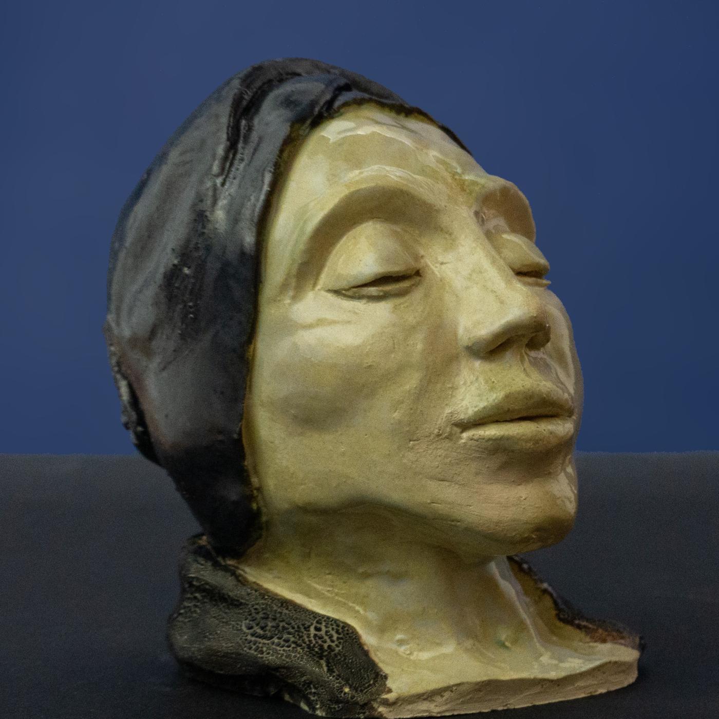 Keramik-Skulptur „Innehalten“ von Jutta Eger, glasierte Oberfläche, reduzierte gegenständliche Form mit ruhiger Ausstrahlung, Vorderansicht rechts.