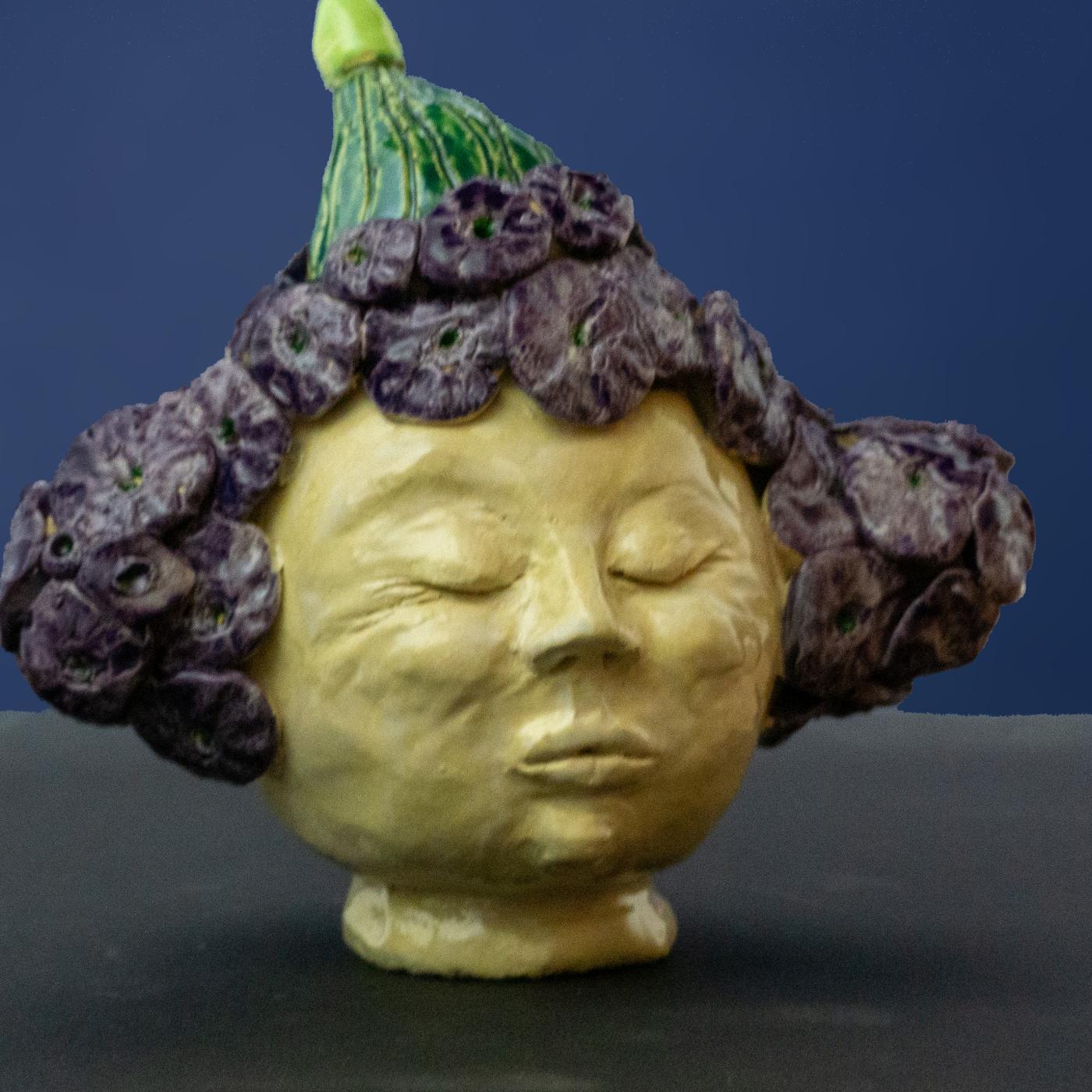 Keramik-Skulptur „Orangenmädchen“ von Jutta Eger, glasierte Oberfläche, figurative Form mit klar definierten Konturen, Vorderansicht rechts.