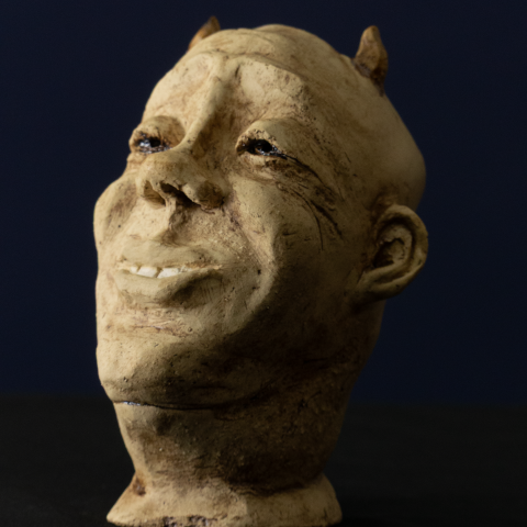  Skulptur Asymmetrie des Denkens  von Jutta Eger, handgeformt aus weißem Ton, Ansicht von vorne links