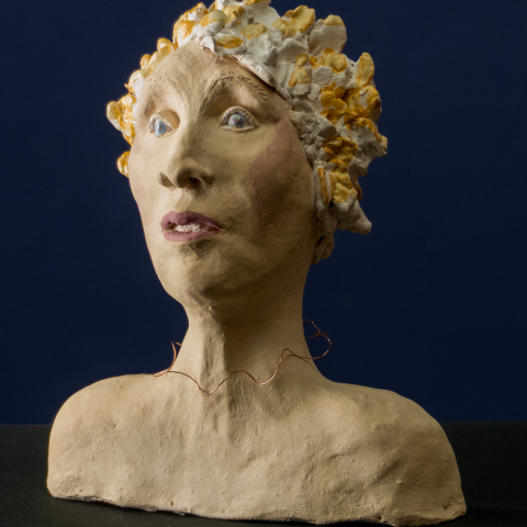 Keramik-Skulptur „Die Zeugin“ von Jutta Eger, Engobe-Oberfläche, figurative reduzierte Form mit aufrechter, beobachtender Haltung, Vorderansicht links.