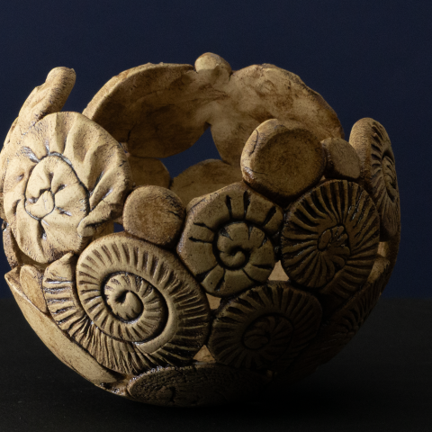 Keramik-Skulptur „Erdgeschichte“ von Jutta Eger, Engobe-Oberfläche, organische Form mit schichtartiger Struktur und erdbezogener Anmutung, Vorderansicht.