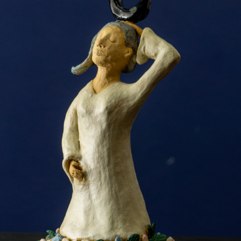 Keramik-Skulptur „Hingabe“ von Jutta Eger, Engobe-Oberfläche, figurative organische Form mit ruhiger, aufgerichteter Haltung und mondähnlichem Formelement, Vorderansicht links.