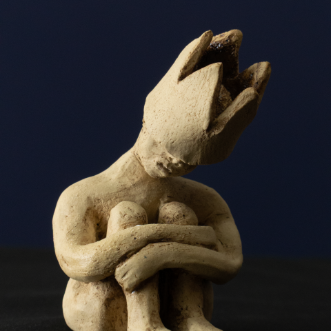 Keramik-Skulptur „Im Rückzug“ von Jutta Eger, weißer Ton mit Engobe, figurative reduzierte Form in zurückgezogener Haltung, Vorderansicht rechts