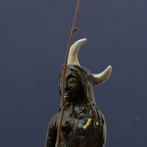 Keramik-Skulptur „Nächtliche Botin“ von Jutta Eger, schwarzer Ton, figurative Form mit mystischer, rauhnachtbezogener Anmutung und aufrechter Haltung, Vorderansicht links.