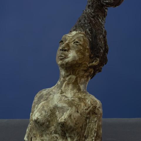 Skulptur Emergenz  von Jutta Eger, handgeformt aus weißem Ton, Ansicht von vorne links