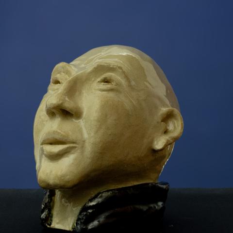 Skulptur Jürgen  von Jutta Eger, handgeformt aus weißem Ton, Ansicht von vorne links
