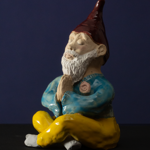Jutta Eger Yogazwerg II“ (weißer Ton, glasiert)