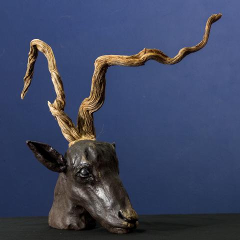 Skulptur aus schwarzem Ton  Weltenast ist eine aus schwarzem Ton gefertigte Skulptur, die die Grenze zwischen Tier, Baum und Landschaft aufhebt. Der Hirschkopf verschmilzt mit einem organisch gewachsenen Geweih, das an verwitterte Äste erinnert und Assoziationen zu Kraft, Zeit und Natur hervorruft. Die reduzierte Form lenkt den Blick auf die symbolische Aussage: Wachstum, Vergänglichkeit und die tiefe Verbindung allen Lebens.  Die dunkle Oberfläche des schwarzen Tons verleiht der Skulptur eine archaische Au