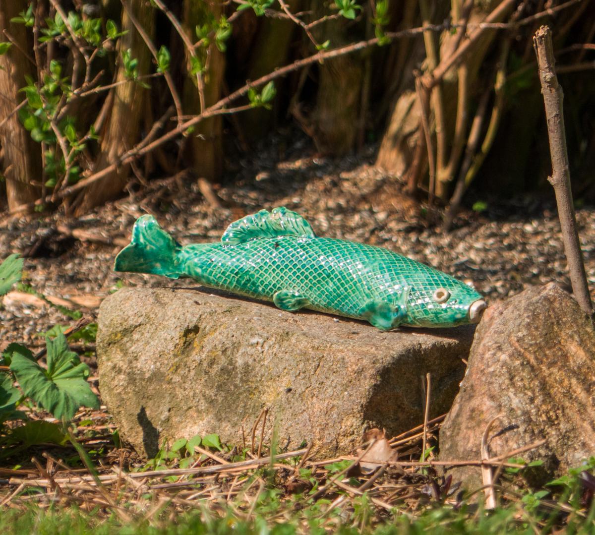 Abstrakte Keramik-Skulptur „Grüner Grund“ von Jutta Eger, Ton mit grüner Glasur und natürlichen Beigetönen, organische Form mit ruhiger Flächenwirkung, Vorderansicht links. Dekovorschlag