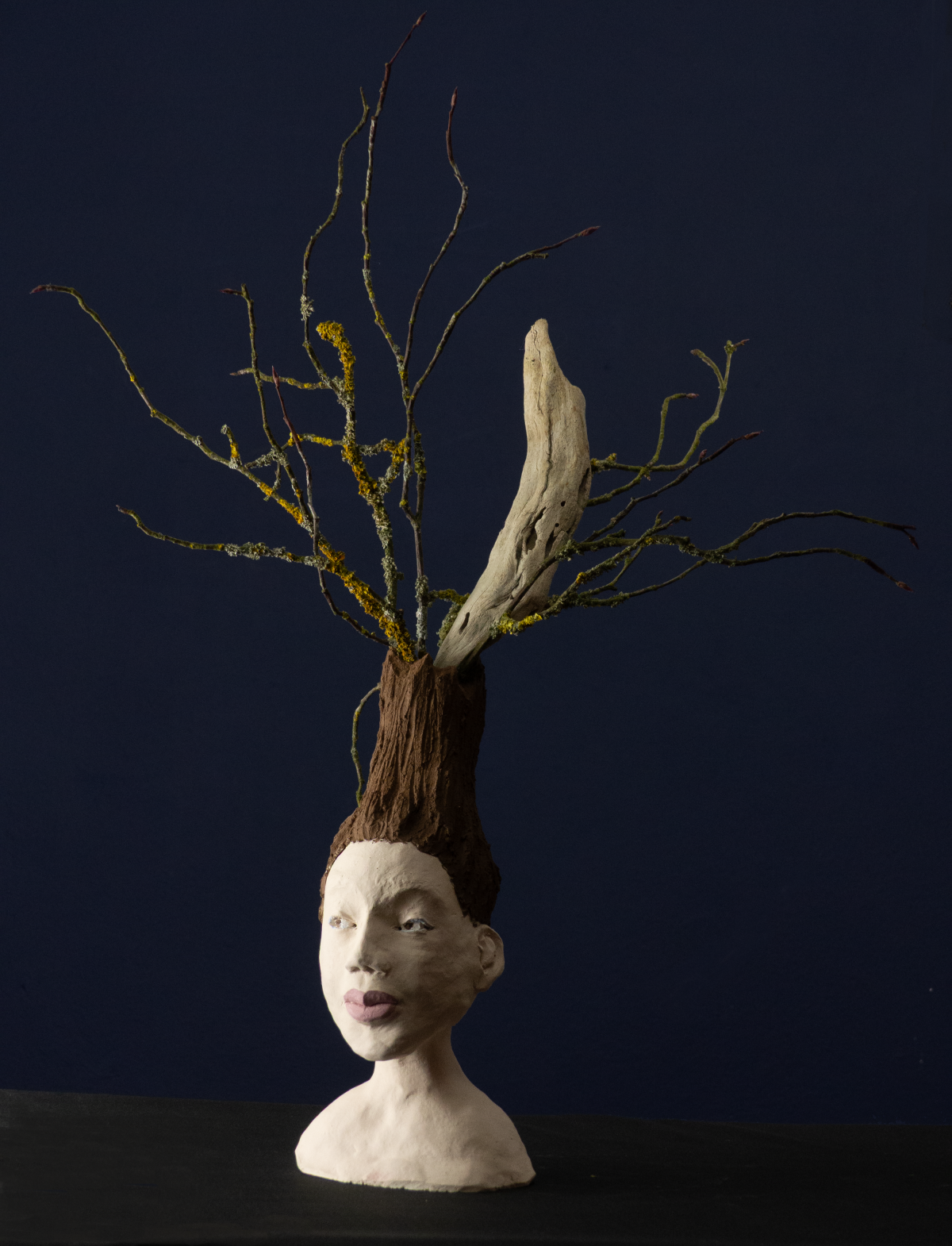 Skupltur Archaische Moderne  von Jutta Eger, handgeformt aus weißem Ton, Ansicht von vorne links