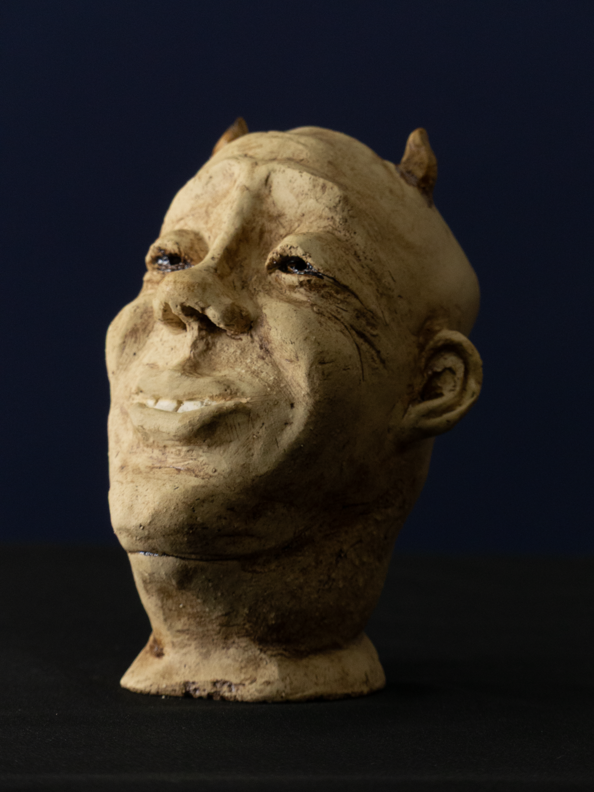  Skulptur Asymmetrie des Denkens  von Jutta Eger, handgeformt aus weißem Ton, Ansicht von vorne links