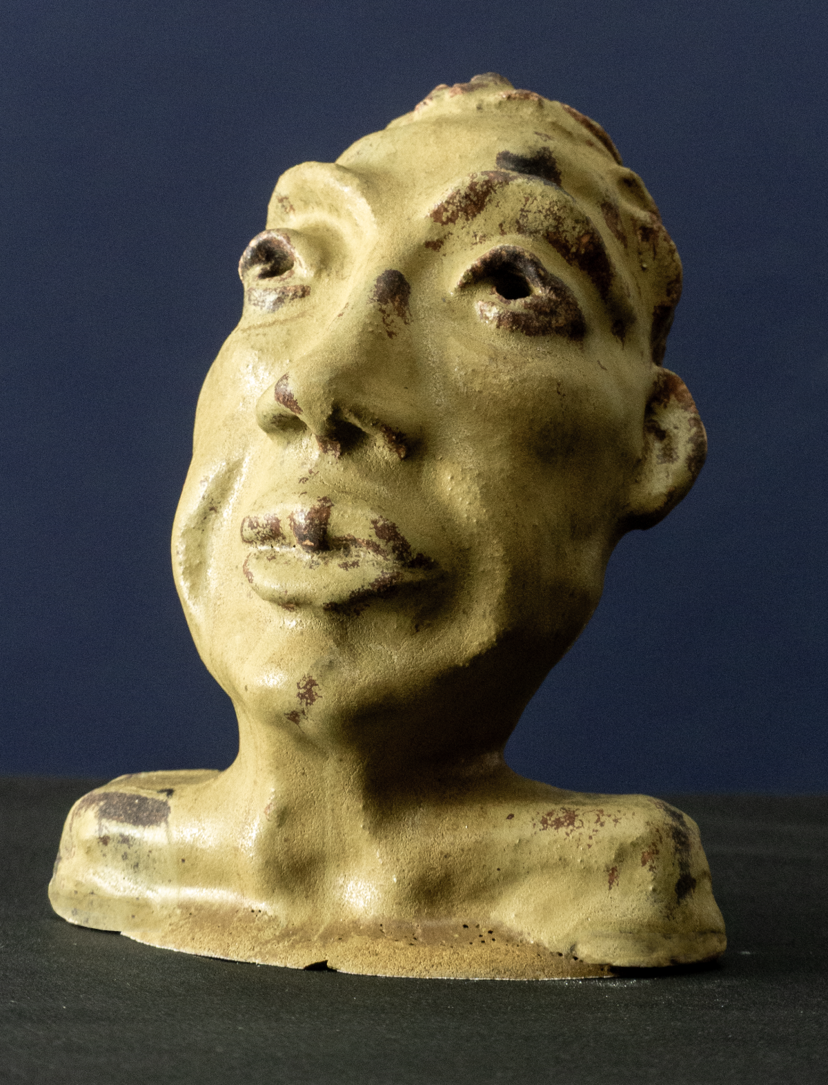 Keramik-Skulptur „Aufblick“ von Jutta Eger, weißer Ton mit glasierter Oberfläche, figurative Form mit nach oben gerichteter Haltung und betonter Vertikalität, Vorderansicht links.