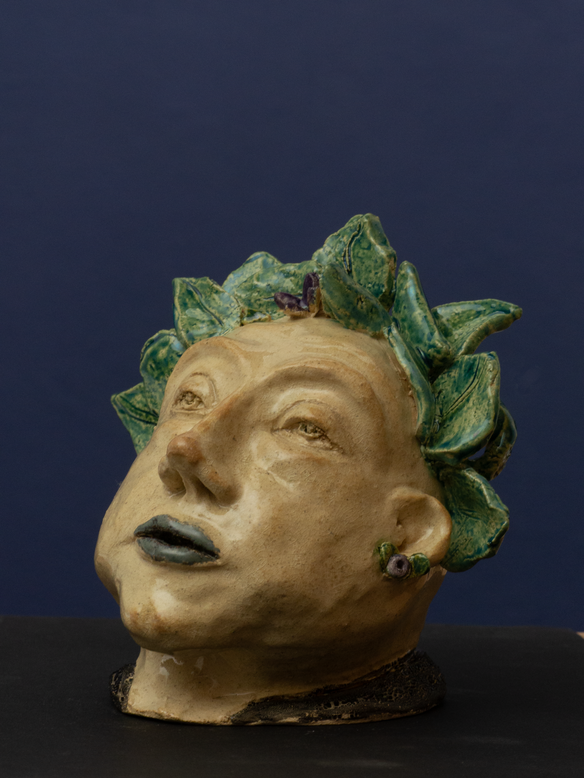 Abstrakte Keramik-Skulptur „Auratische Form“ von Jutta Eger, naturfarbener Ton in hellen Beigetönen, weich geschwungene organische Form mit ruhiger Ausstrahlung, Vorderansicht links.