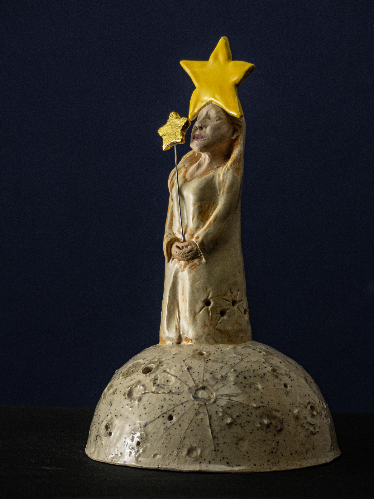 Keramik-Skulptur „Der erste Stern“ von Jutta Eger, weißer Ton mit glasierter Oberfläche, organische Form mit Bezug zu einem Sternmotiv, Vorderansicht links.