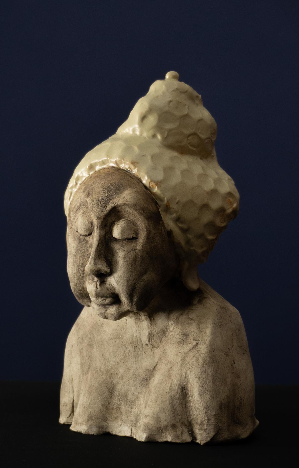 Keramik-Skulptur „Die Weise“ von Jutta Eger, Engobe-Oberfläche mit glasierter Oberseite, figurative Form mit ruhiger, aufrechter Haltung, Vorderansicht links.