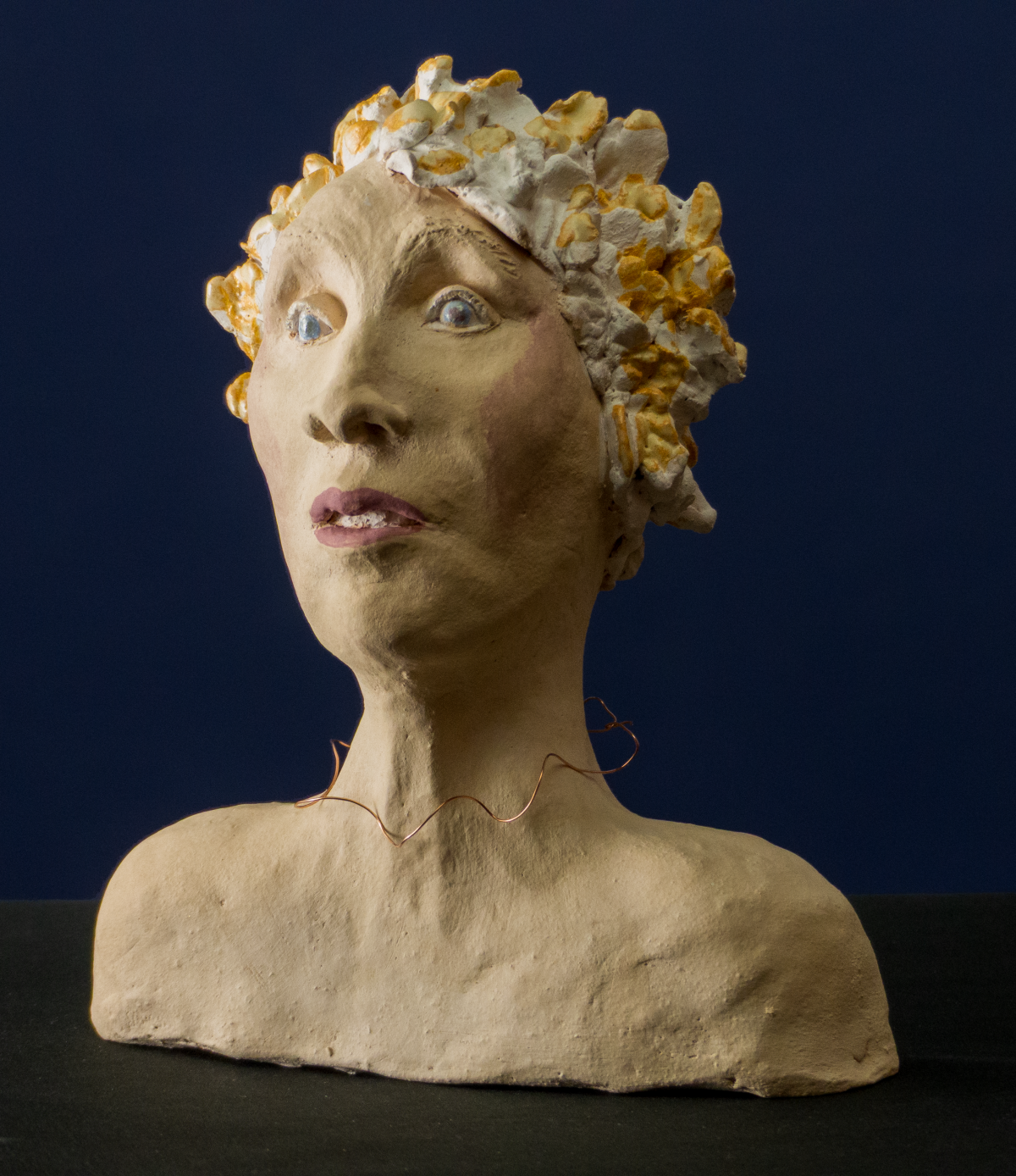 Keramik-Skulptur „Die Zeugin“ von Jutta Eger, Engobe-Oberfläche, figurative reduzierte Form mit aufrechter, beobachtender Haltung, Vorderansicht links.