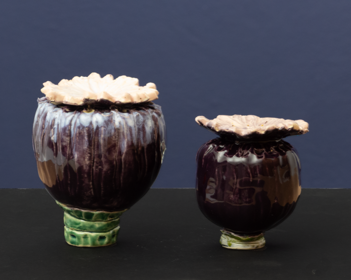 Abstrakte Keramik-Skulptur „Doppelform“ von Jutta Eger, helle Beigetöne, organisch geschwungene Doppelform, Vorderansicht links.